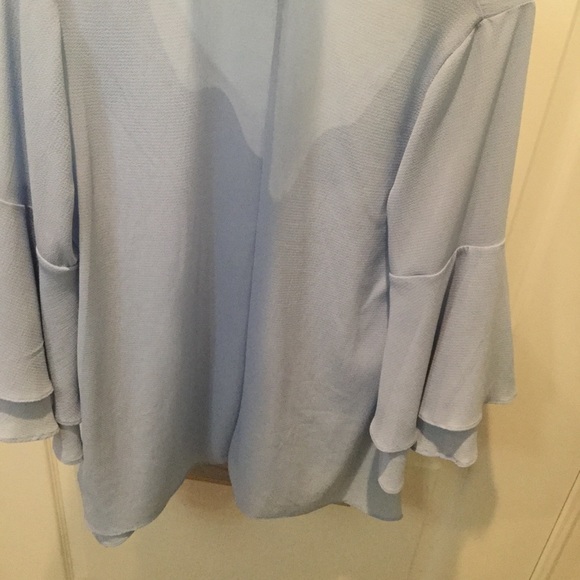 Cute plain top - Picture 2 of 2